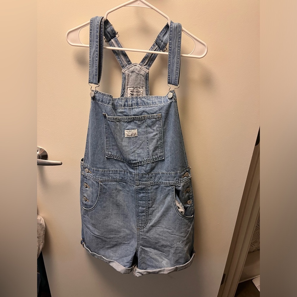 Never been worn Levi’s overall shorts